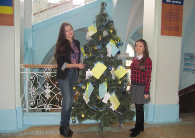 Антипутинские ёлки набирают популярность на Украине Антипутинские ёлки набирают популярность на Украине