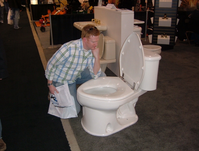 Вести из США: унитазы размера King size Вести из США: унитазы размера King size
