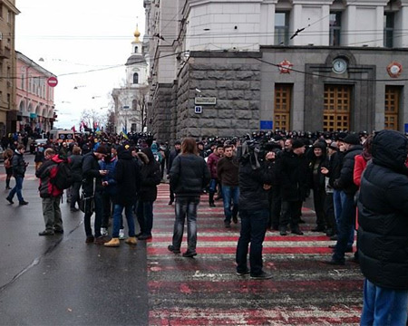 В Харькове укрозомби пикетируют горсовет и требуют отставки Кернеса В Харькове укрозомби пикетируют горсовет и требуют отставки Кернеса