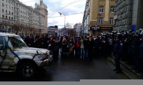 В Харькове укрозомби пикетируют горсовет и требуют отставки Кернеса В Харькове укрозомби пикетируют горсовет и требуют отставки Кернеса