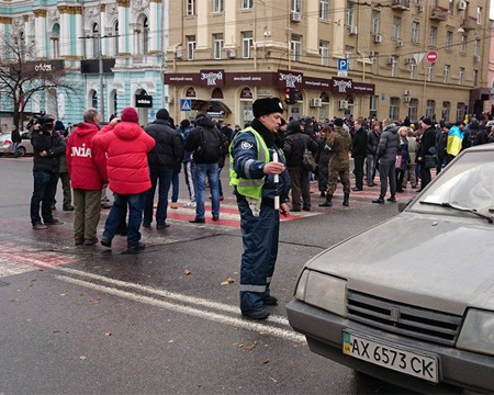 В Харькове укрозомби пикетируют горсовет и требуют отставки Кернеса В Харькове укрозомби пикетируют горсовет и требуют отставки Кернеса