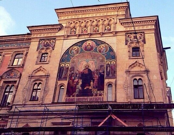 На фасаде СПбГУКиТ под слоем краски обнаружили грандиозное мозаичное панно На фасаде СПбГУКиТ под слоем краски обнаружили грандиозное мозаичное панно