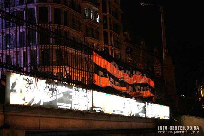 В Одессе на Строгановском мосту вывесили огромную Георгиевскую ленту В Одессе на Строгановском мосту вывесили огромную Георгиевскую ленту