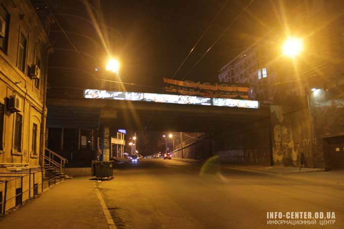 В Одессе на Строгановском мосту вывесили огромную Георгиевскую ленту В Одессе на Строгановском мосту вывесили огромную Георгиевскую ленту