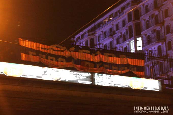 В Одессе на Строгановском мосту вывесили огромную Георгиевскую ленту В Одессе на Строгановском мосту вывесили огромную Георгиевскую ленту