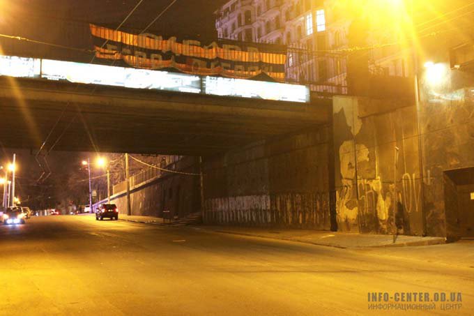 В Одессе на Строгановском мосту вывесили огромную Георгиевскую ленту В Одессе на Строгановском мосту вывесили огромную Георгиевскую ленту