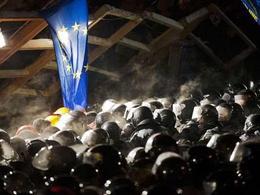 Возле Верховной рады началась драка с милицией Возле Верховной рады началась драка с милицией