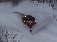 Поезда рассекают снег