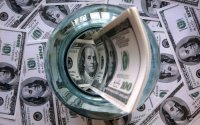Доллар «под колпаком» 