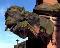 О пословице "Cкупой платит дважды" и о жадности увековеченной в камне