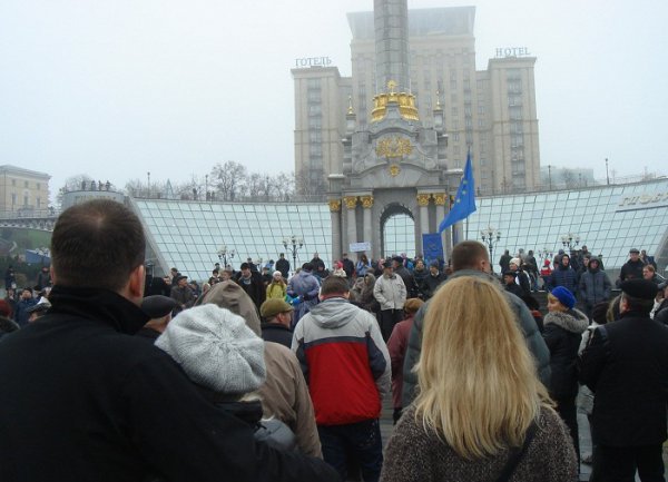 Эксперт: ЕС должен выдавать деньги сразу населению Украины