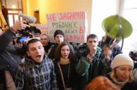 Недовольные львовяне ворвались в городской совет и кричали депутатам: «Банду геть!»