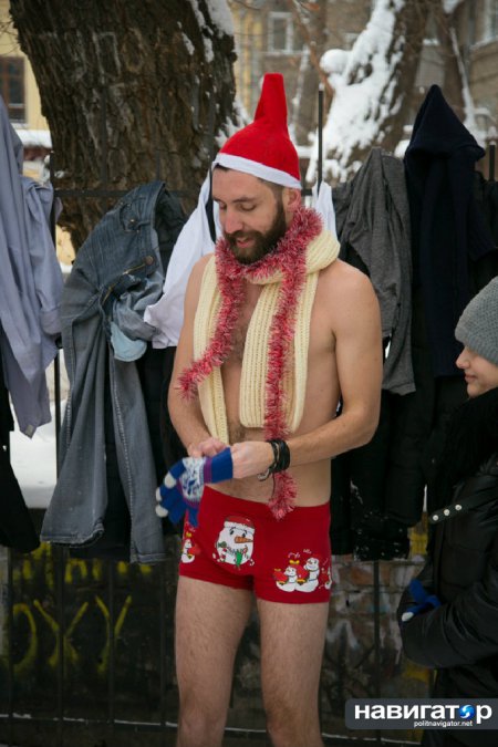 Трезвые, но голые. Голые Деды Морозы и Снегурочка бегали по Днепропетровску