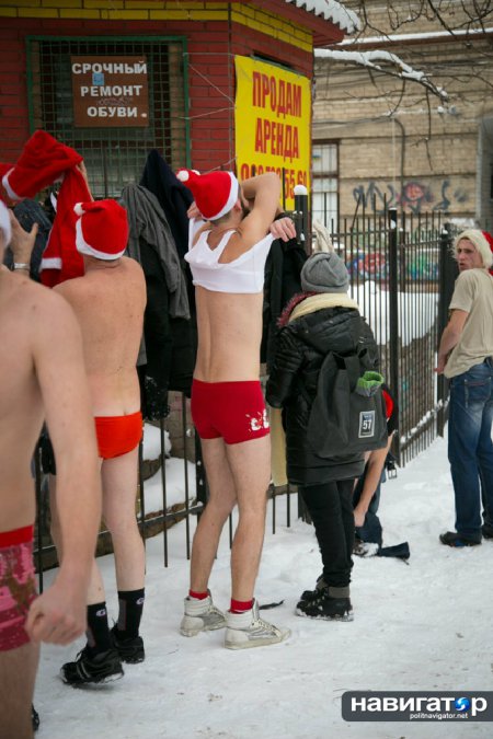 Трезвые, но голые. Голые Деды Морозы и Снегурочка бегали по Днепропетровску