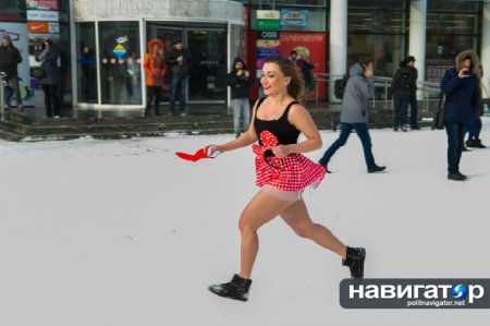 Трезвые, но голые. Голые Деды Морозы и Снегурочка бегали по Днепропетровску