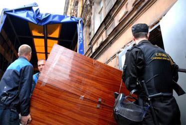 Порошенко выбрасывает людей на улицу