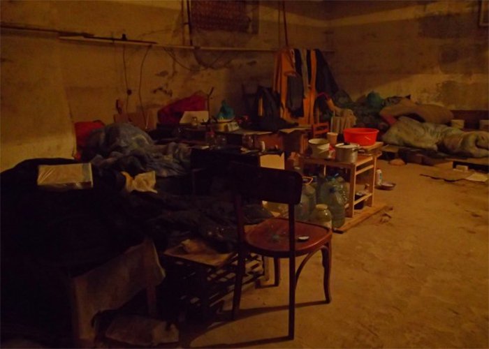 «Здесь люди! Не стреляйте!» «Здесь люди! Не стреляйте!»