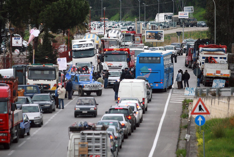 В Италии новый мост стоимостью €13 млн обвалился спустя две недели после открытия В Италии новый мост стоимостью €13 млн обвалился спустя две недели после открытия