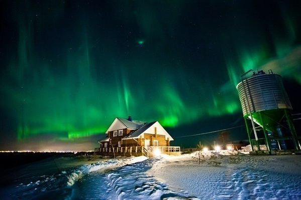 Жители городов России в Заполярье наблюдают северное сияние Жители городов России в Заполярье наблюдают северное сияние