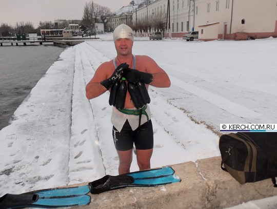 Керчанин 20 минут провел в ледяной воде Керчанин 20 минут провел в ледяной воде