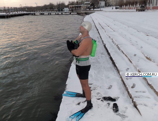 Керчанин 20 минут провел в ледяной воде Керчанин 20 минут провел в ледяной воде