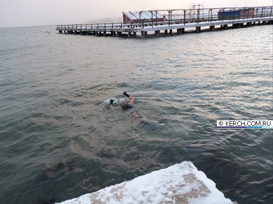Керчанин 20 минут провел в ледяной воде Керчанин 20 минут провел в ледяной воде