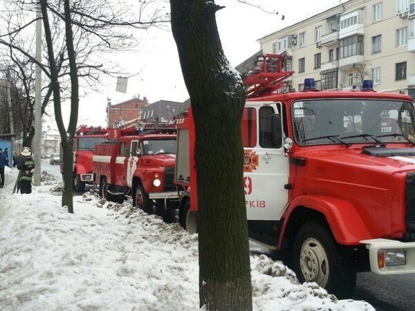 В Харькове неизвестные в балаклавах забросали офис всеукраинской газеты коктейлями Молотова В Харькове неизвестные в балаклавах забросали офис всеукраинской газеты коктейлями Молотова
