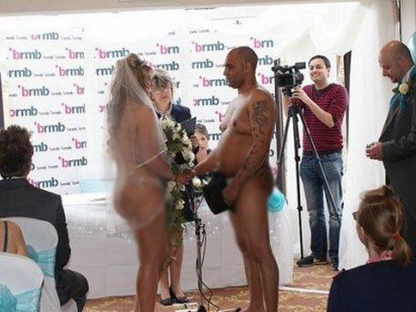 Британцы смогут приходить на свадьбы голышом Британцы смогут приходить на свадьбы голышом