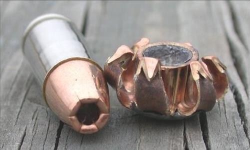 Украинские каратели используют «цветы смерти» против ополченцев и мирных жителей Украинские каратели используют «цветы смерти» против ополченцев и мирных жителей