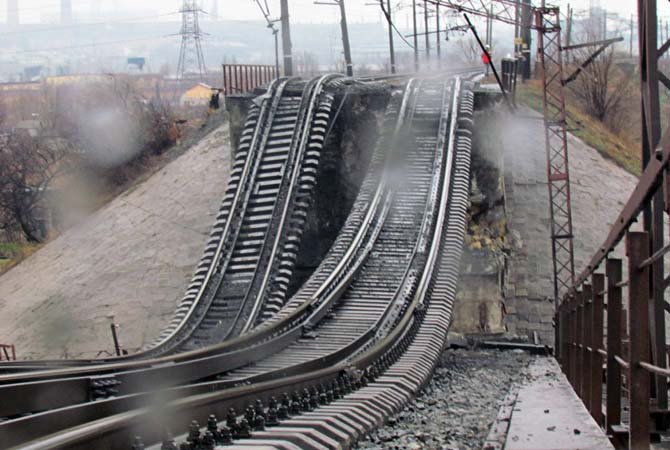 Мариуполь в ожидании армии Новороссии: минные поля вокруг города, взорванные мосты и остановленные металлургические заводы Мариуполь в ожидании армии Новороссии: минные поля вокруг города, взорванные мосты и остановленные металлургические заводы