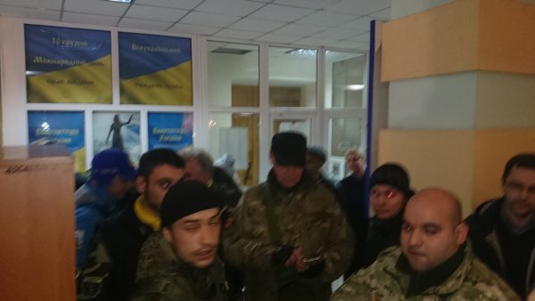 Толпа нацистов напала на журналиста оппозиционного издания Толпа нацистов напала на журналиста оппозиционного издания