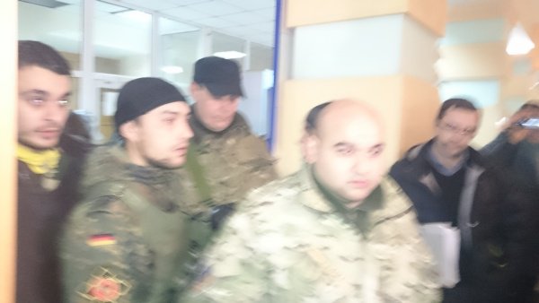 Толпа нацистов напала на журналиста оппозиционного издания Толпа нацистов напала на журналиста оппозиционного издания