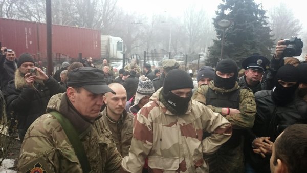 Толпа нацистов напала на журналиста оппозиционного издания Толпа нацистов напала на журналиста оппозиционного издания