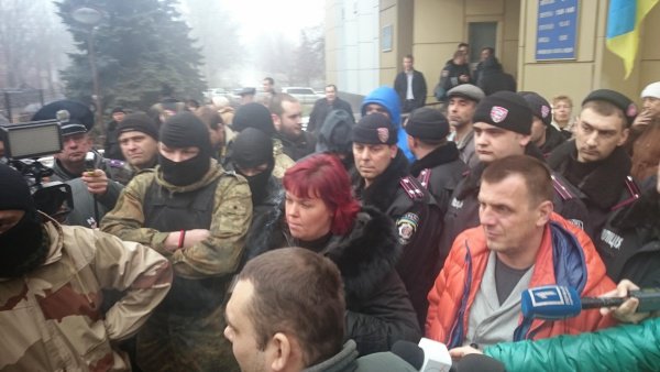 Толпа нацистов напала на журналиста оппозиционного издания Толпа нацистов напала на журналиста оппозиционного издания
