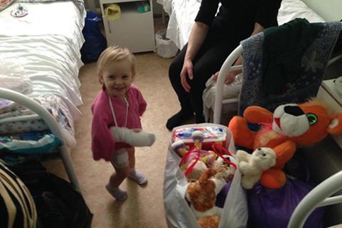 Коляска спасла годовалую малышку от осколков Коляска спасла годовалую малышку от осколков