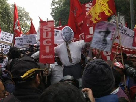 Чучело Обамы душили и били ботинками в Индии Чучело Обамы душили и били ботинками в Индии