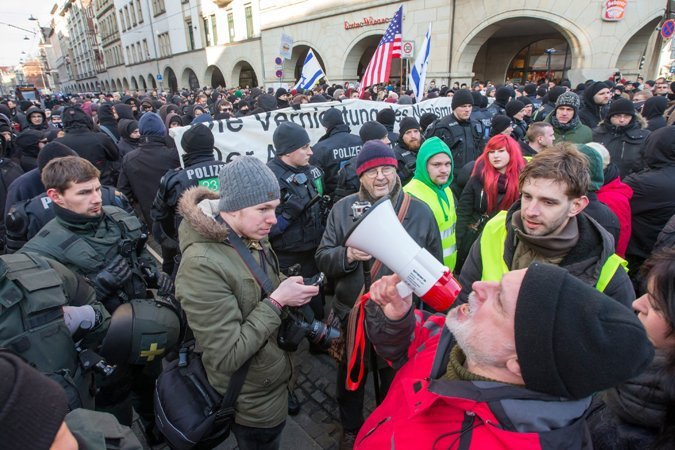 Немцы протестуют против американизации Европы Немцы протестуют против американизации Европы