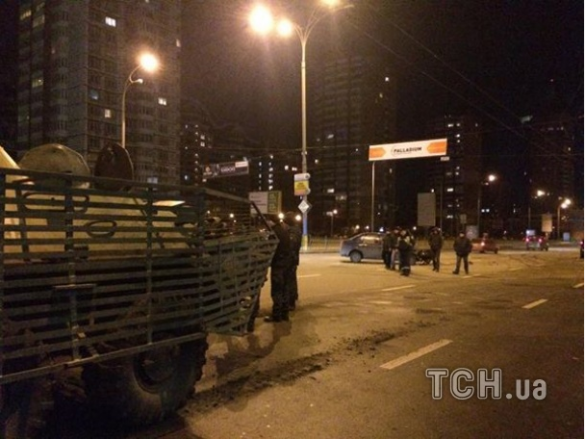 В Киеве ночью два автомобиля и БТР попали в ДТП В Киеве ночью два автомобиля и БТР попали в ДТП