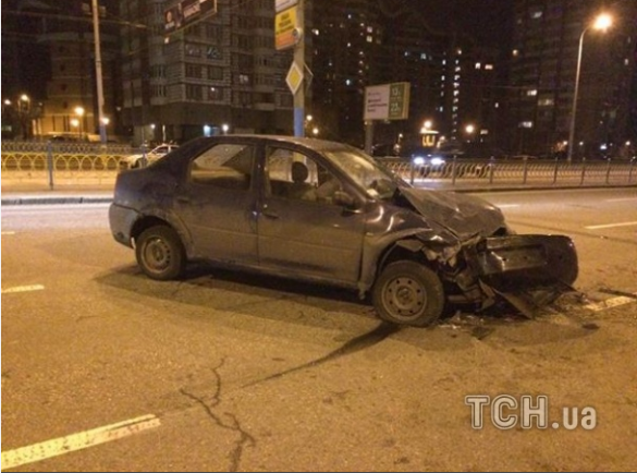В Киеве ночью два автомобиля и БТР попали в ДТП В Киеве ночью два автомобиля и БТР попали в ДТП