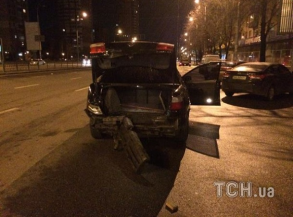 В Киеве ночью два автомобиля и БТР попали в ДТП В Киеве ночью два автомобиля и БТР попали в ДТП