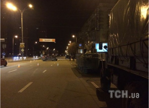В Киеве ночью два автомобиля и БТР попали в ДТП В Киеве ночью два автомобиля и БТР попали в ДТП