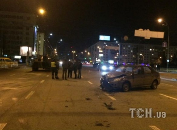 В Киеве ночью два автомобиля и БТР попали в ДТП В Киеве ночью два автомобиля и БТР попали в ДТП