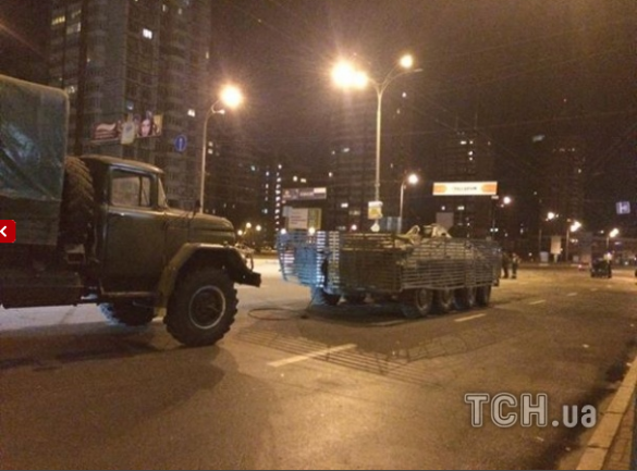 В Киеве ночью два автомобиля и БТР попали в ДТП В Киеве ночью два автомобиля и БТР попали в ДТП