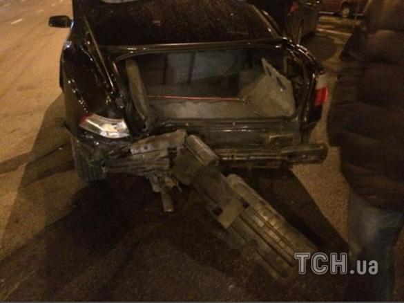 В Киеве ночью два автомобиля и БТР попали в ДТП В Киеве ночью два автомобиля и БТР попали в ДТП