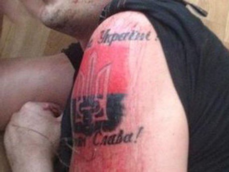 Пленный силовик пытался кирпичом содрать бандеровскую наколку Пленный силовик пытался кирпичом содрать бандеровскую наколку