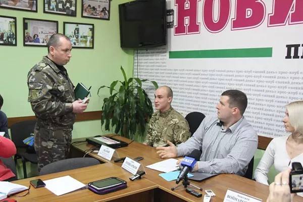 Главарю Херсонской самообороны, Денису Лошкарёву вручили повестку прямо на пресс-конференция «Где в Херсоне искать «руку Кремля?» Главарю Херсонской самообороны, Денису Лошкарёву вручили повестку прямо на пресс-конференция «Где в Херсоне искать «руку Кремля?»