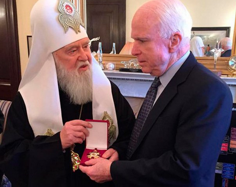 Иудушка Филарет наградил Маккейна орденом и потребовал «оружие против РФ» Иудушка Филарет наградил Маккейна орденом и потребовал «оружие против РФ»