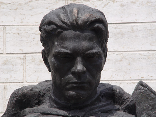 "Наши мёртвые нас не оставят в беде, наши мёртвые - как часовые..." "Наши мёртвые нас не оставят в беде, наши мёртвые - как часовые..."