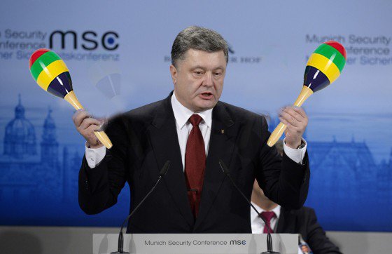 Порошенко в Мюнхене показывал фокус с паспортами Порошенко в Мюнхене показывал фокус с паспортами