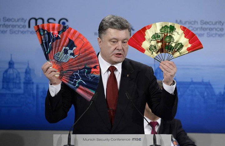 Порошенко в Мюнхене показывал фокус с паспортами Порошенко в Мюнхене показывал фокус с паспортами